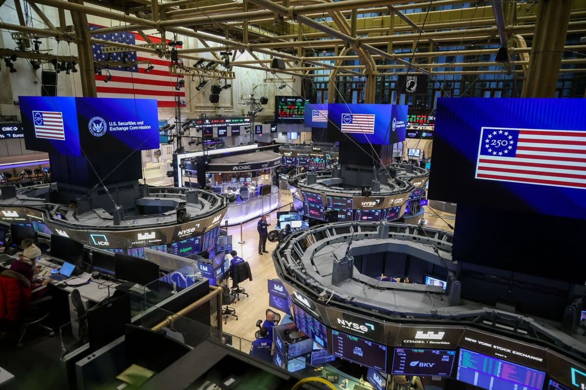 Microsoft's AI Demand Downturn Sparks Tech Stock Turmoil Amid Fed Rate Cut Speculation